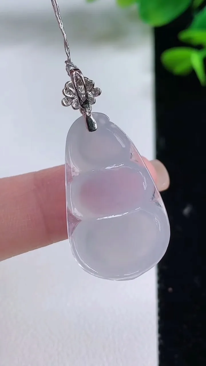 天然A货翡翠福豆吊坠，尺寸27.3-16-6.3，重量:4.54g
8月15日