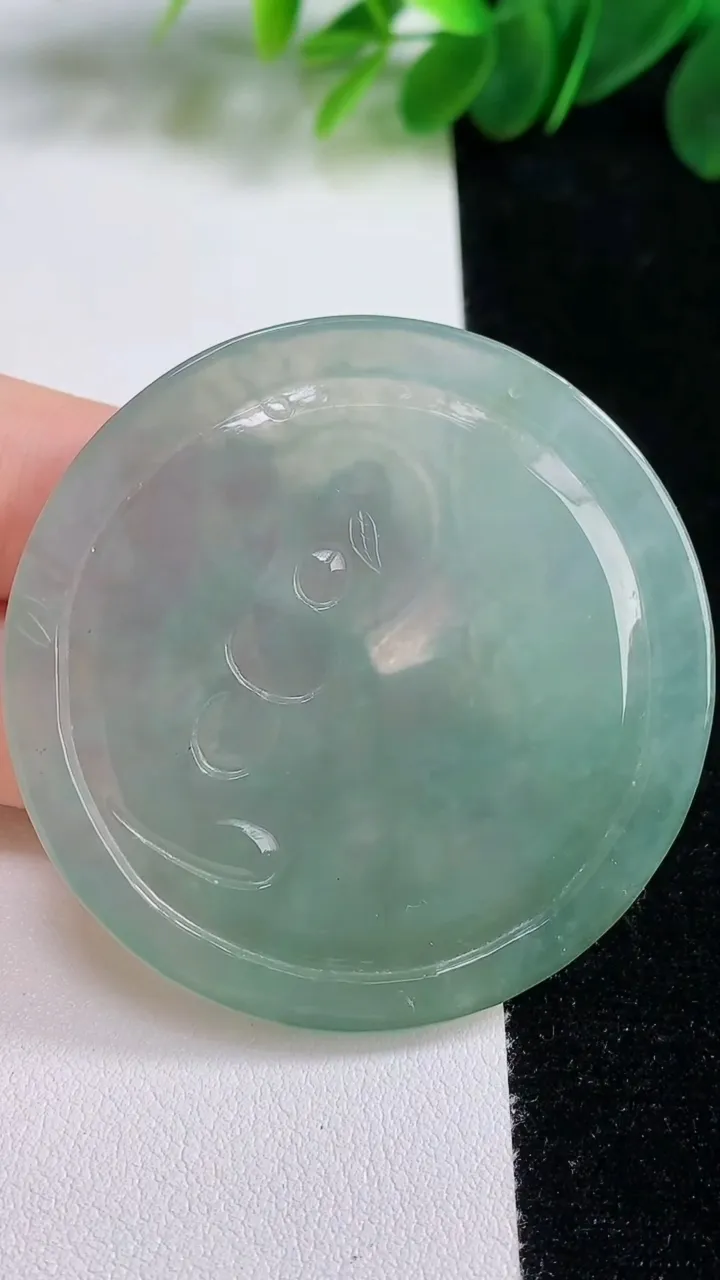 天然A货翡翠一念之间吊坠，尺寸50-4.8，重:23.95g
8月15日