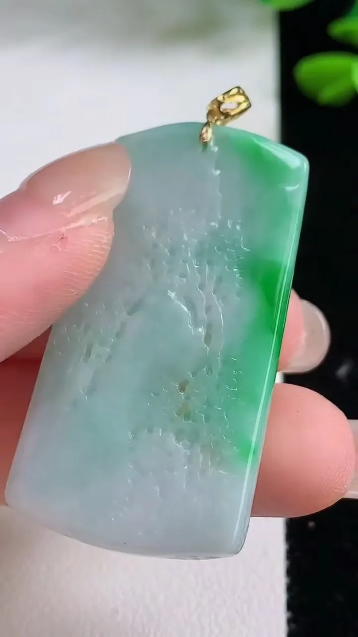 天然A货翡翠山水牌吊坠，尺寸43.8-23.5-8，重量:19.23g
8月15日