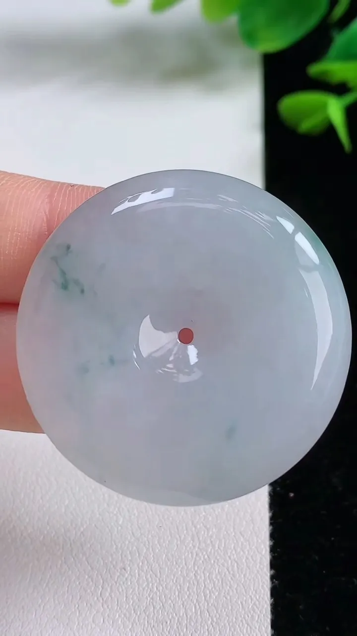 天然A货翡翠飘花平安扣吊坠，尺寸37.6-6.2，重量:19.04g
8月15日