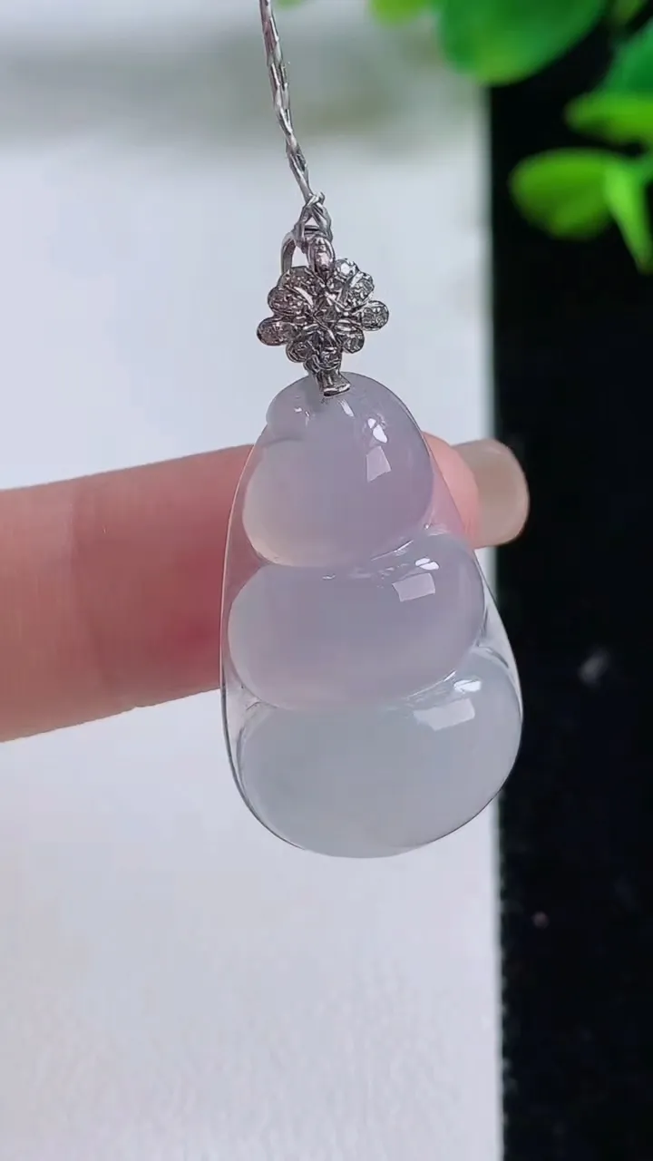天然A货翡翠福豆吊坠，尺寸27.3-16-6.3，重量:4.54g
8月15日