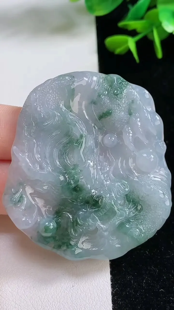 天然A货翡翠飘花龙牌吊坠，尺寸53.4-49-6.5，重:29.84g
8月15日