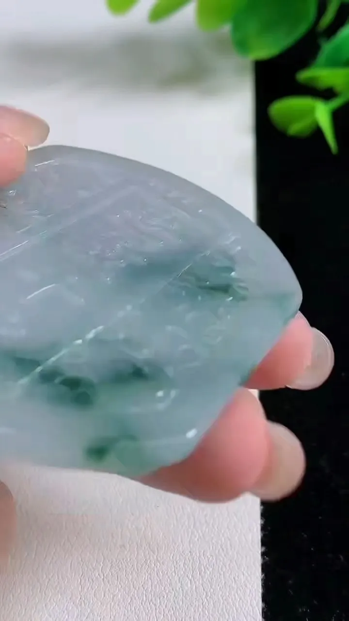 天然A货翡翠飘花关公吊坠，尺寸55.5-49.3-5.5，重量:33.00g
8月15日