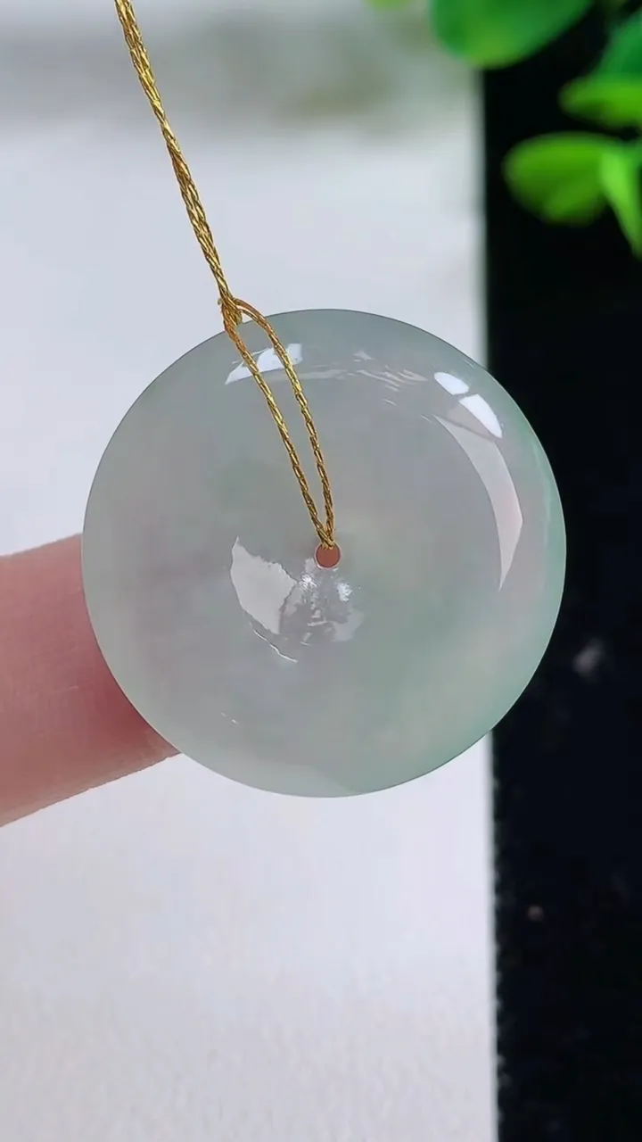 天然A货翡翠平安扣吊坠，尺寸24-5.4，重量:7.11g
8月15日