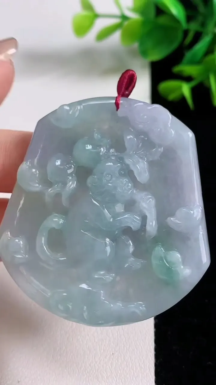天然A货翡翠生肖猴吊坠，尺寸53-47-5.6，重量:28.10g
8月15日