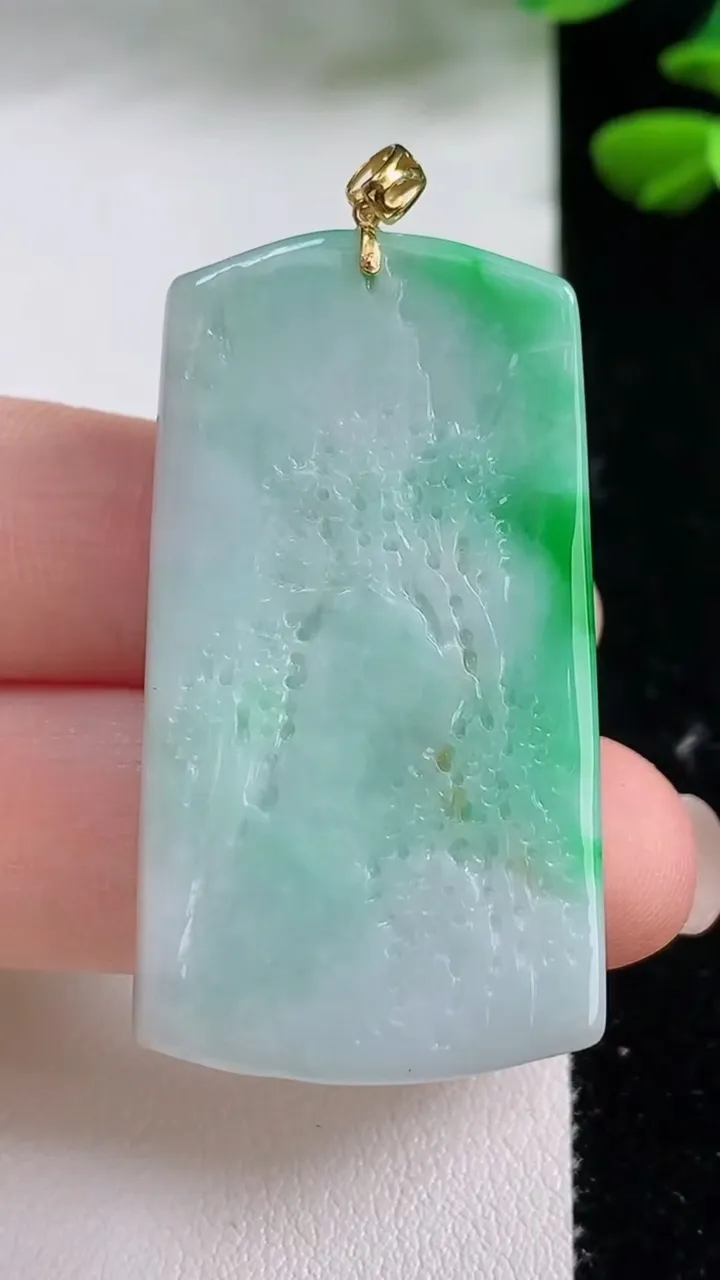 天然A货翡翠山水牌吊坠，尺寸43.8-23.5-8，重量:19.23g
8月15日