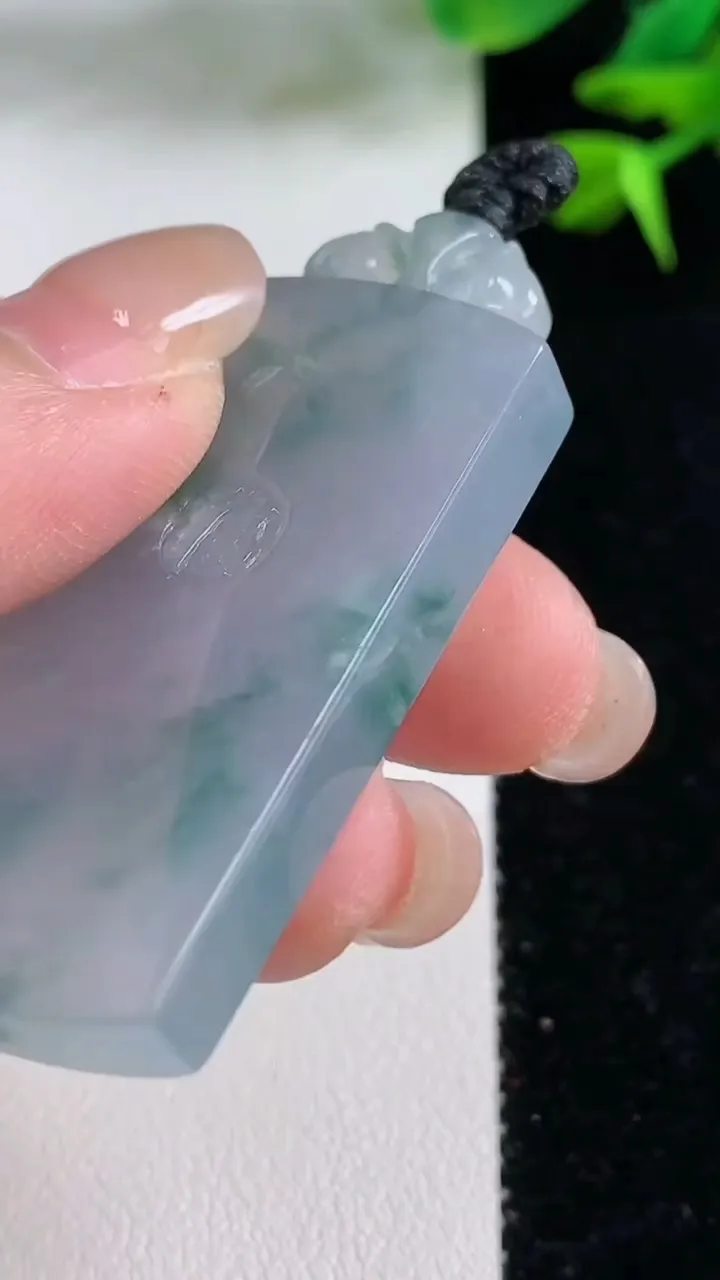 天然A货翡翠冰种紫罗兰飘花仿古无事牌吊坠，尺寸43.8-25-6，重量:24.02g
8月15日