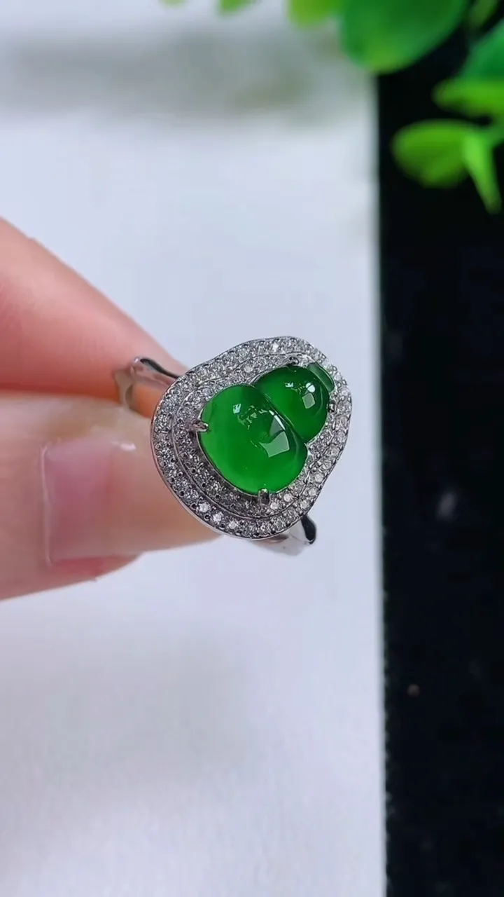 天然A货翡翠葫芦戒指，尺寸10.2-8.2，重量:3.28g2025年8月15日
工厂直销收藏佳品,种好水足，色泽均匀，有种有色，上手高大气！