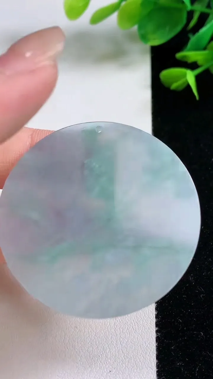 天然A货翡翠春带彩紫罗兰无事牌镶嵌件，尺寸44.8-3.2，重量:17.64g
8月15日