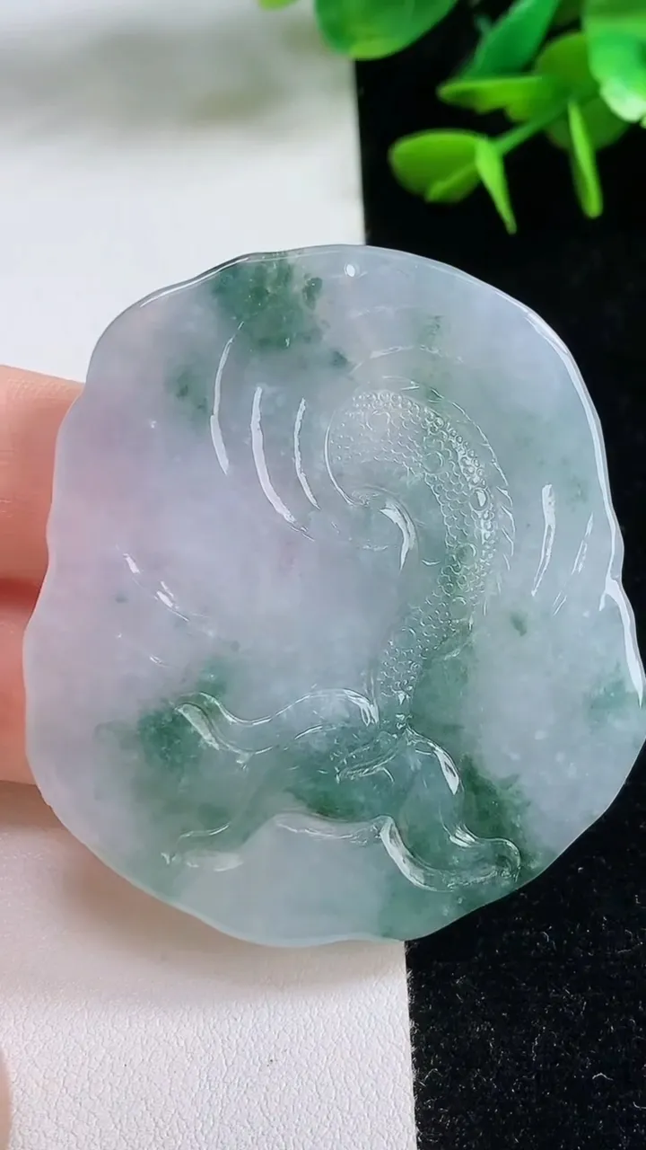 天然A货翡翠飘花龙牌吊坠，尺寸53.4-49-6.5，重:29.84g
8月15日