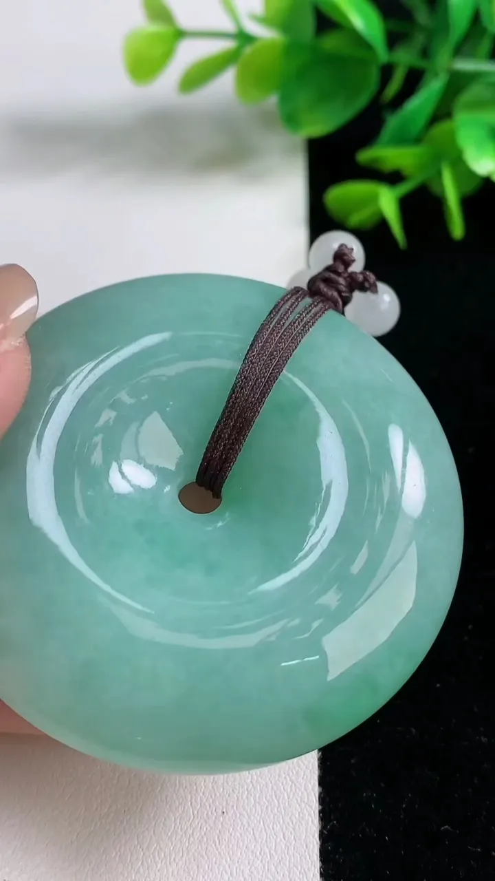 天然A货翡翠平安扣吊坠，尺寸54.5-13.3，重量:104.35g
8月15日