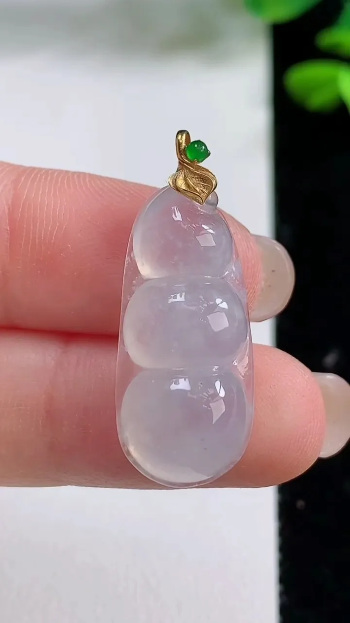 天然A货翡翠种白冰福豆吊坠，尺寸25.6-12.3-6，重量:3.23g
8月15日