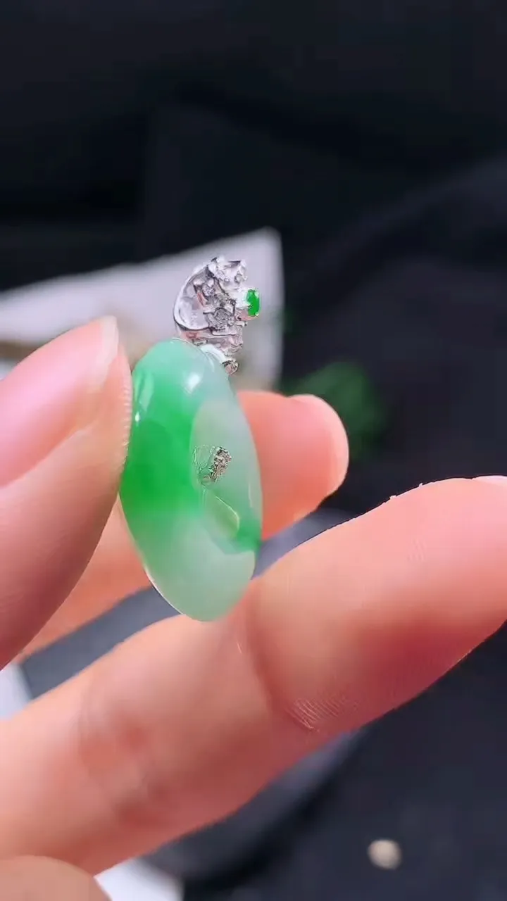 天然A货翡翠平安扣吊坠，尺寸21.3-5.0，重量:5.24g
8月15日