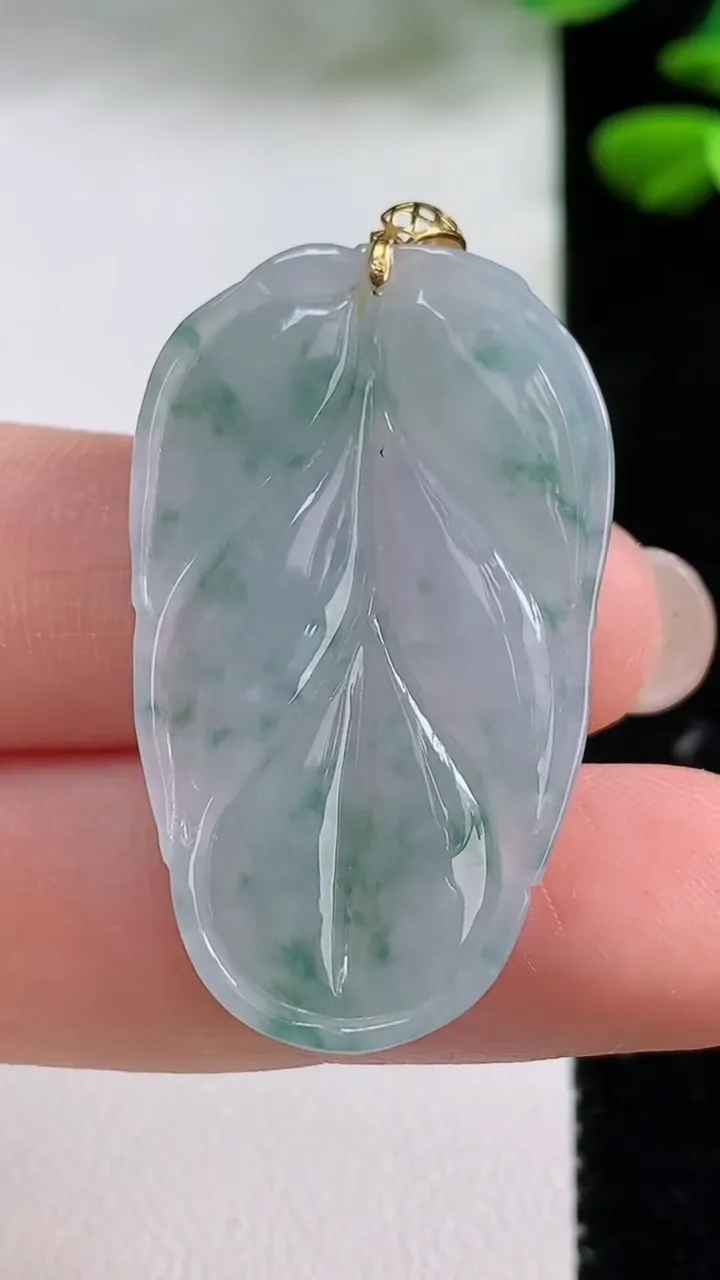 天然A货翡翠18k金飘花金枝玉叶 叶子吊坠，尺寸36.6-21.4-5.6，重量:8.03g
8月15日