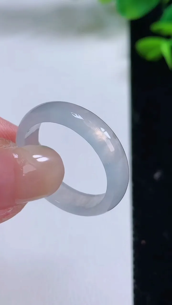 天然A货翡翠戒指指环，尺寸19.4-5.2-2.5，重量:3.00g2025年8月15日
工厂直销收藏佳品,种好水足，色泽均匀，有种有色，上手高大气！