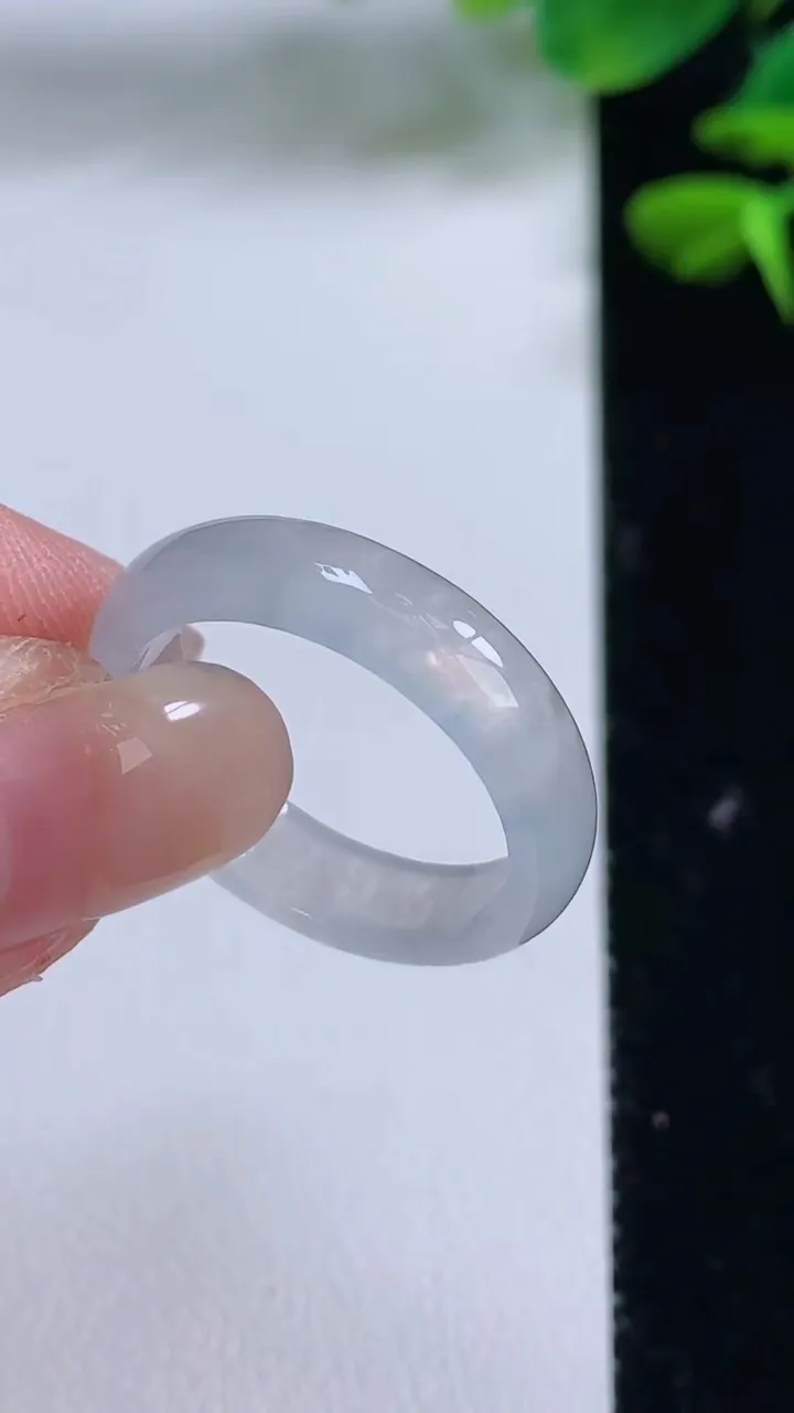 天然A货翡翠戒指指环，尺寸19.4-5.2-2.5，重量:3.00g2025年8月15日
工厂直销收藏佳品,种好水足，色泽均匀，有种有色，上手高大气！