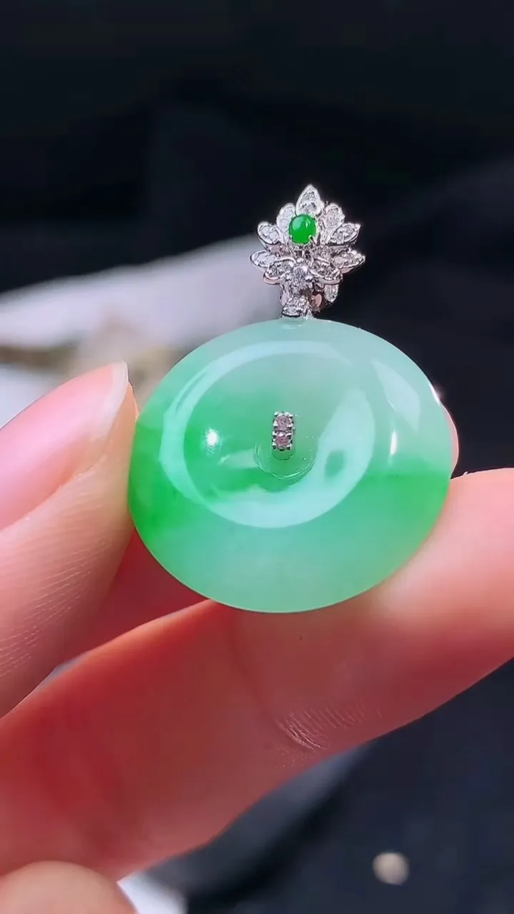 天然A货翡翠平安扣吊坠，尺寸21.3-5.0，重量:5.24g
8月15日