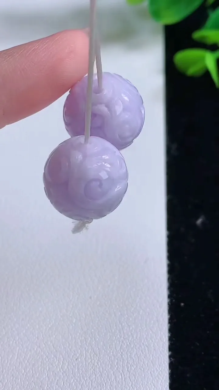 天然A货翡翠紫罗兰雕花圆珠吊坠一对，尺寸15.2，重量:11.69g
8月15日