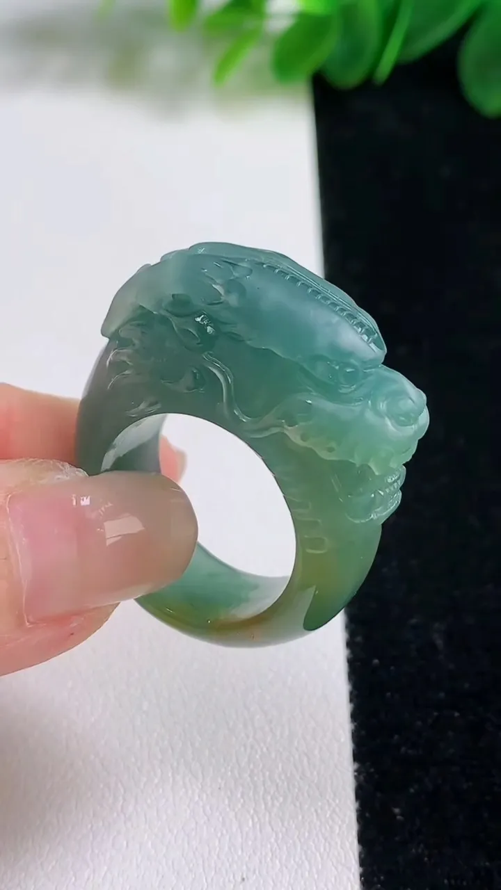 天然A货翡翠蓝水双彩祥龙指环扳指，尺寸19-35.6-11.5，重:15.55g2025年8月15日
工厂直销收藏佳品,种好水足，色泽均匀，有种有色，上手高大气！