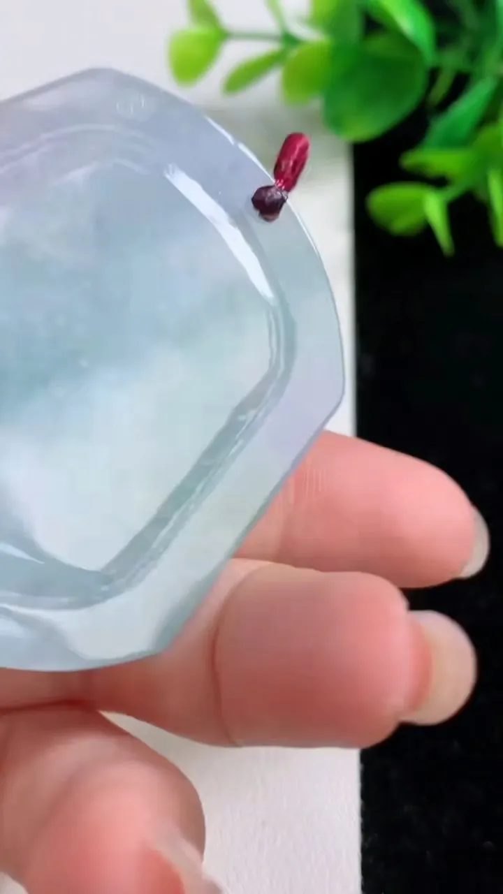 天然A货翡翠生肖猴吊坠，尺寸53-47-5.6，重量:28.10g
8月15日