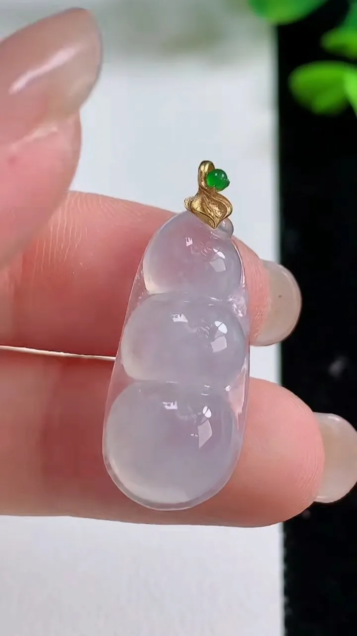 天然A货翡翠种白冰福豆吊坠，尺寸25.6-12.3-6，重量:3.23g
8月15日