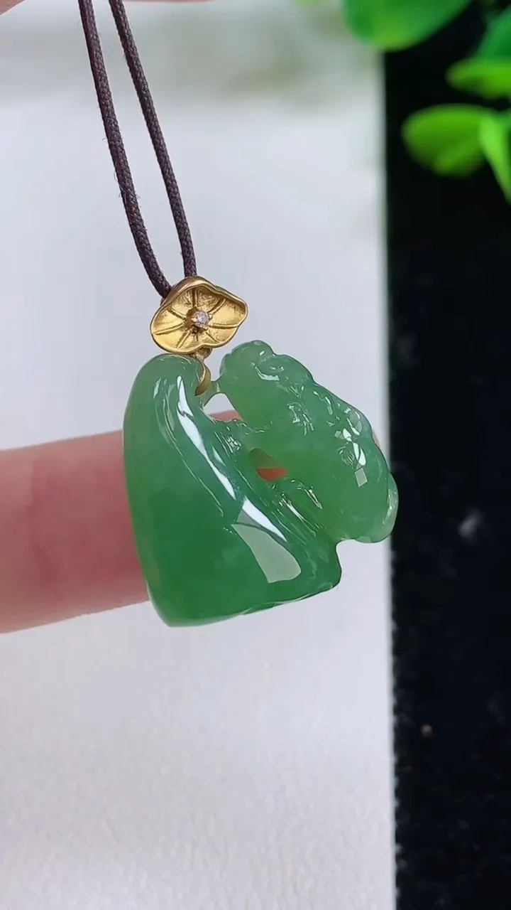 天然A货翡翠莲蓬吊坠，尺寸18.4-17.6-11.2，重量:5.81g
8月15日