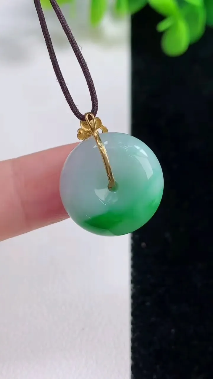 天然A货翡翠平安扣吊坠，尺寸16.6-7.8，重量:5.01g
8月16日