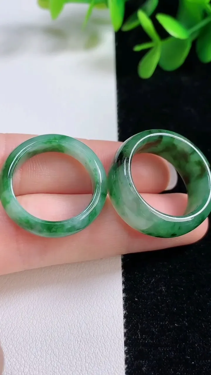 天然A货翡翠指环戒指一对，尺寸18.2，重:3.22g2025年8月16日
工厂直销收藏佳品,种好水足，色泽均匀，有种有色，上手高大气！