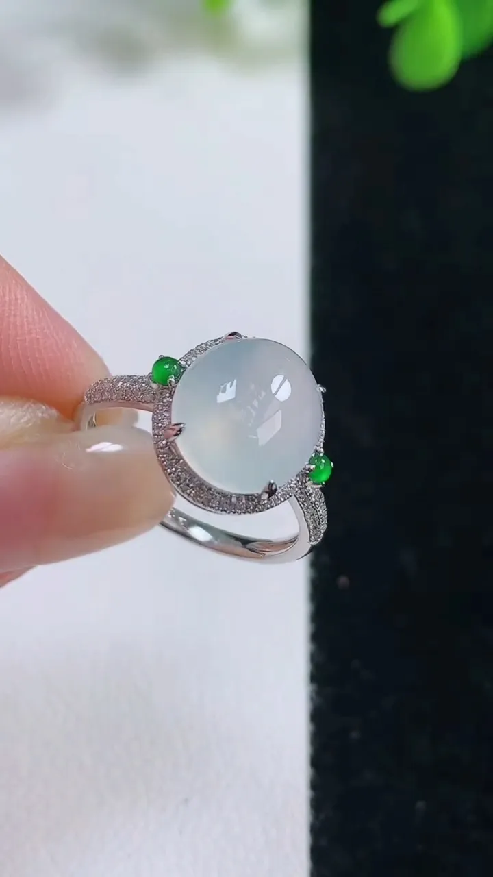 天然A货翡翠种白冰蛋面戒指，尺寸17.6-11-9.3，重量:2.80g2025年8月16日
工厂直销收藏佳品,种好水足，色泽均匀，有种有色，上手高大气！