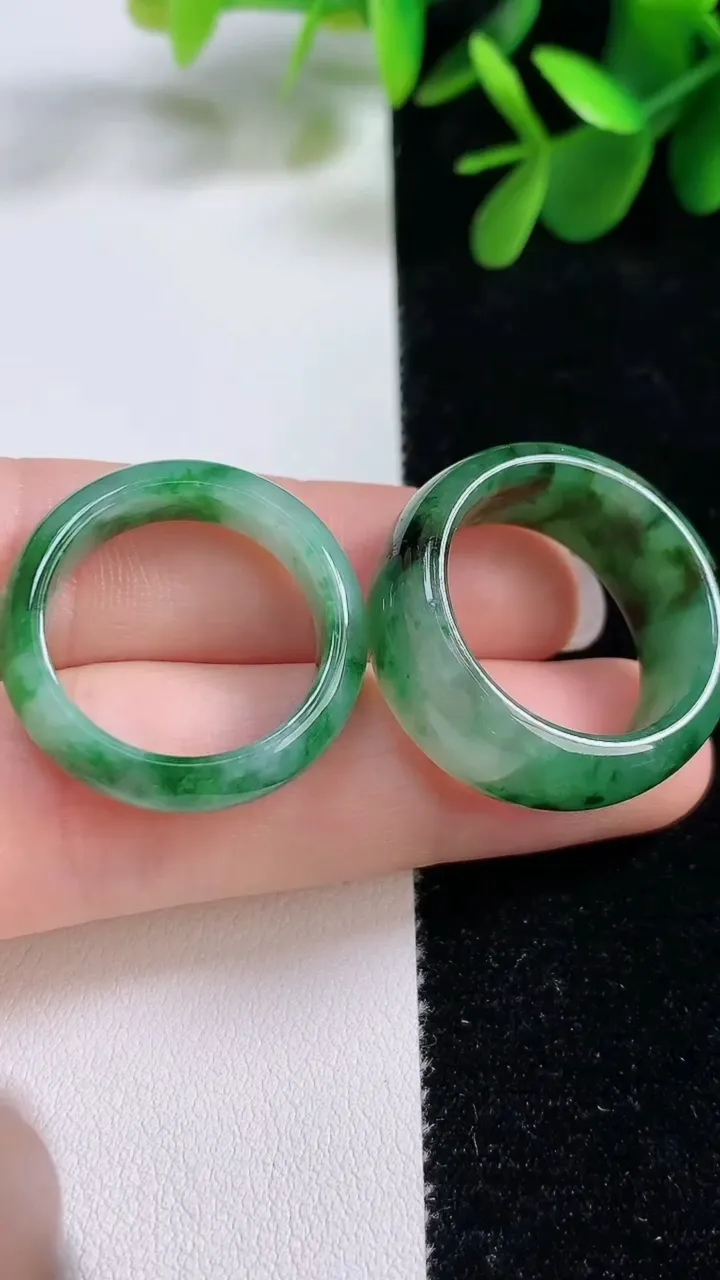 天然A货翡翠指环戒指一对，尺寸18.2，重:3.22g2025年8月16日
工厂直销收藏佳品,种好水