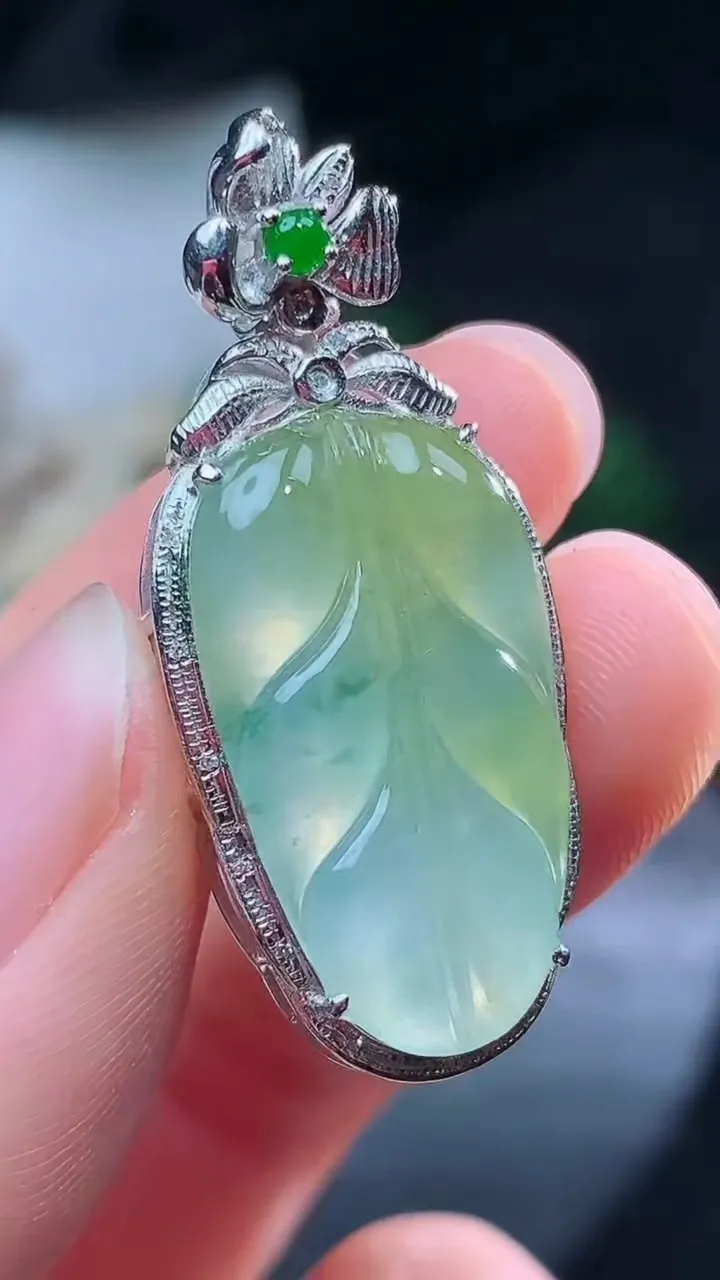 天然A货翡翠双彩金枝玉叶 叶子吊坠，尺寸35.2-15-7，裸石22.9-13，重量:4.02g
8月16日