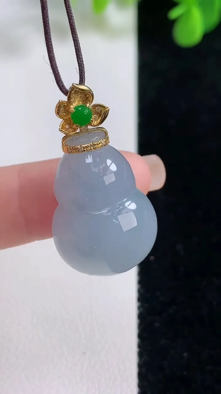 天然A货翡翠18k金紫罗兰葫芦吊坠，尺寸24-16.8-9，重量:6.25g
8月16日
