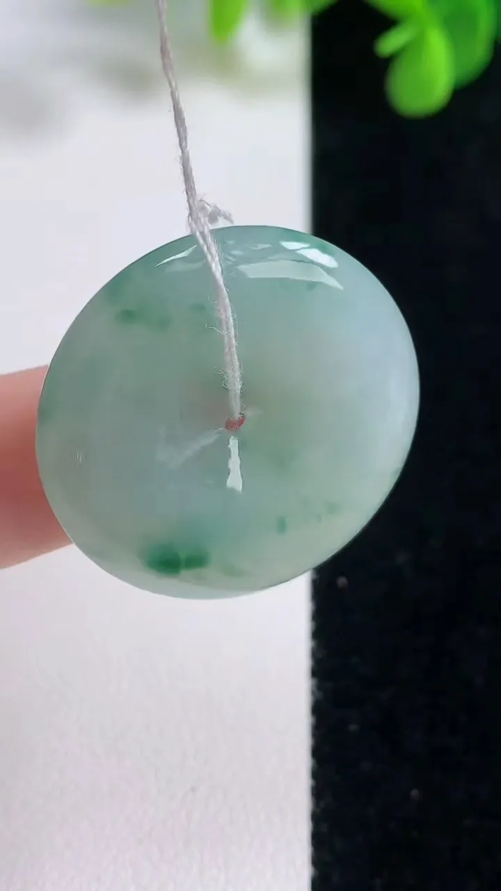 天然A货翡翠飘花平安扣吊坠，尺寸29-5.7，重量:10.15g
8月16日