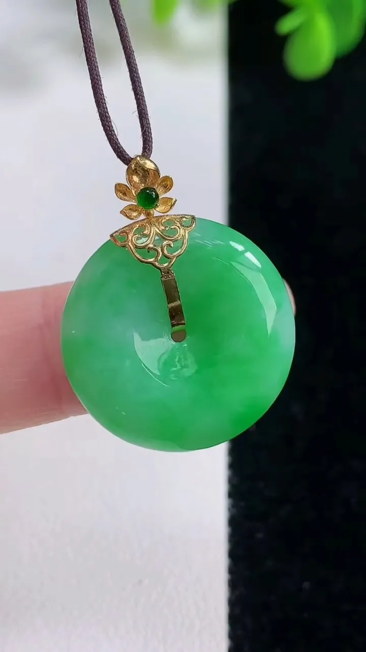 天然A货翡翠平安扣吊坠，尺寸21.7-5，重量:5.34g
8月16日