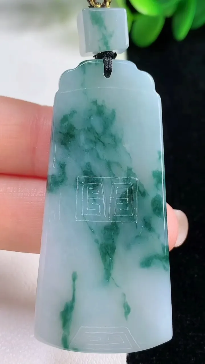 天然A货翡翠飘花仿古无事牌吊坠，尺寸56-26.3-6，重量:26.54g
8月16日