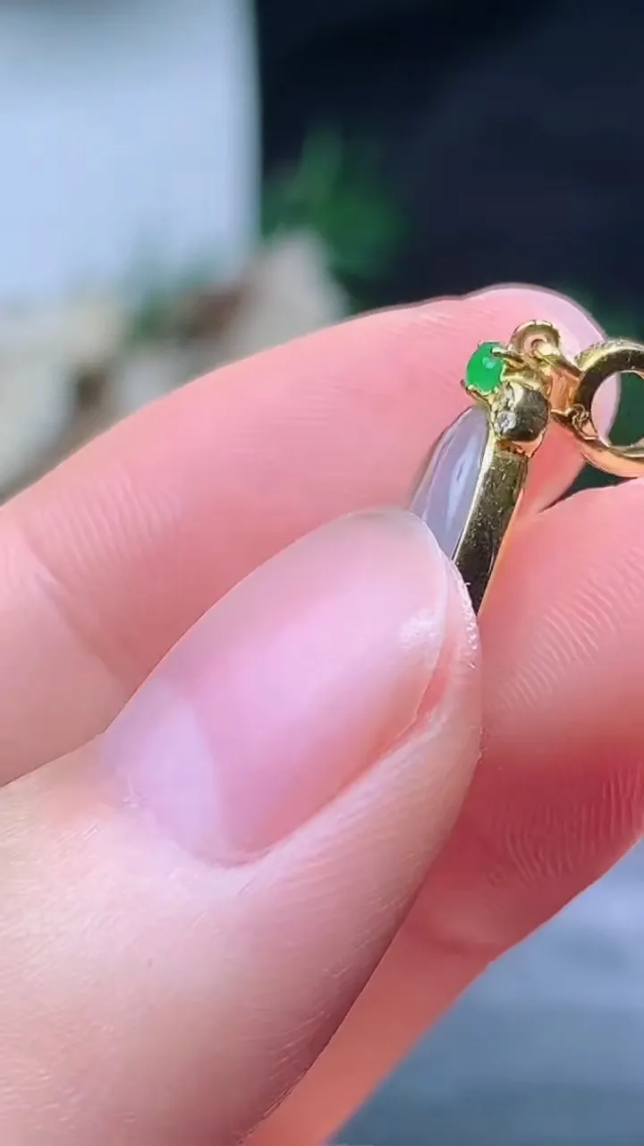 天然A货翡翠白冰金枝玉叶 叶子吊坠，尺寸17.2-10.4-3.2，重量:1.60g
8月16日