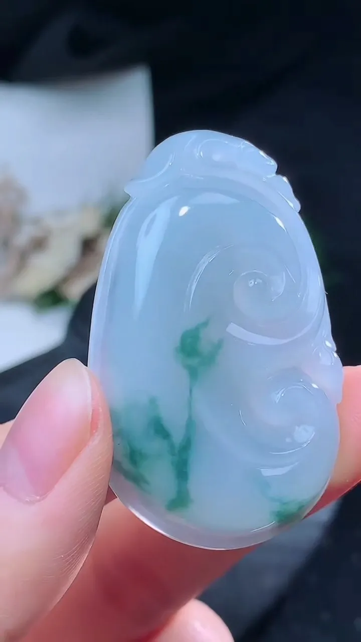 天然A货翡翠飘花如意吊坠，尺寸46.9-29.8-6.9，重量:16.56g
8月16日