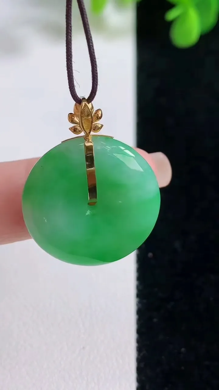 天然A货翡翠平安扣吊坠，尺寸21.7-5，重量:5.34g
8月16日