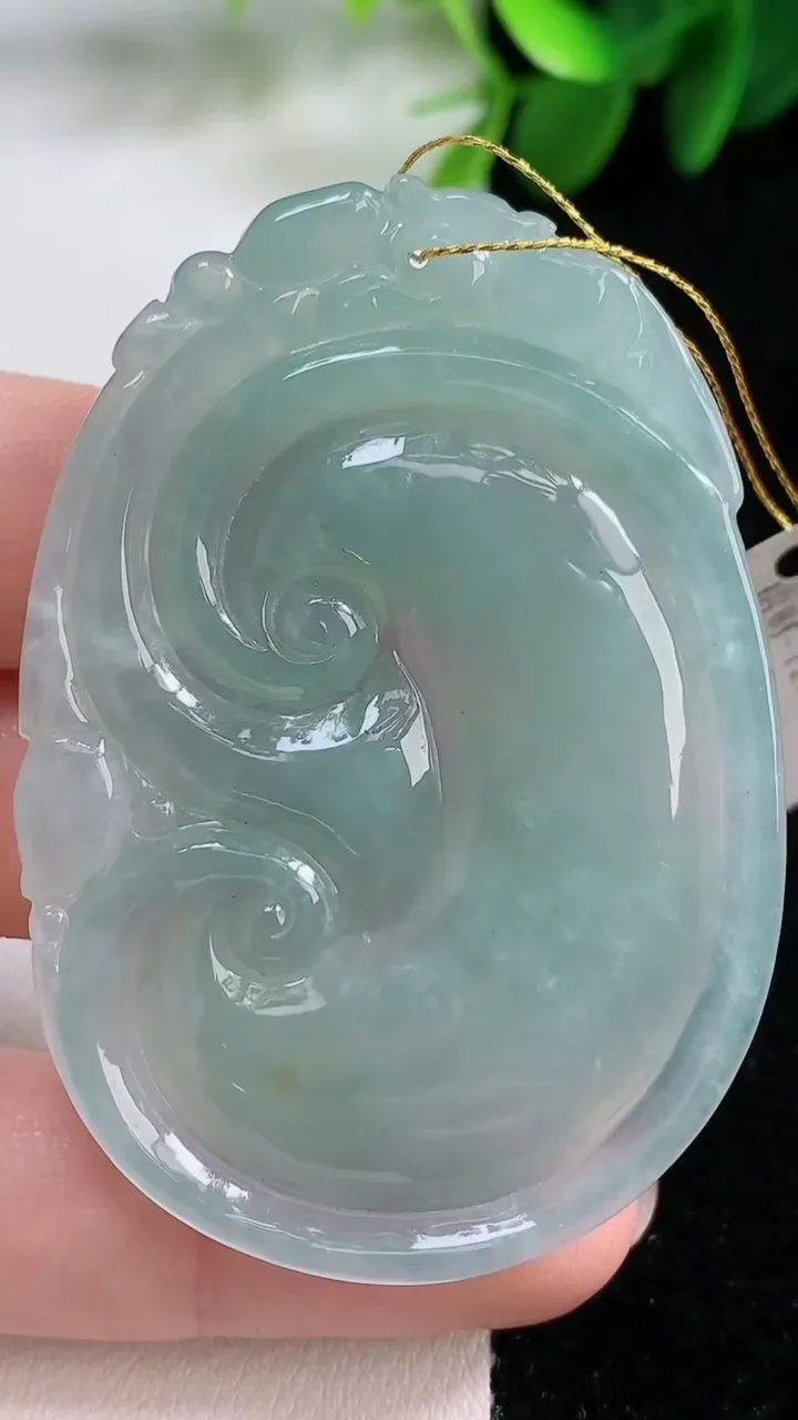 天然A货翡翠如意吊坠，尺寸56.2-39-5.7，重量:24.53g
8月16日