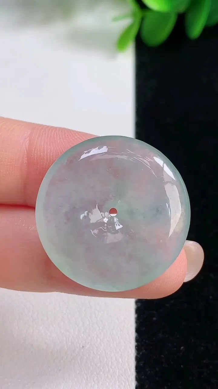 天然A货翡翠平安扣吊坠，尺寸26.3-5，重量:7.31g
8月16日