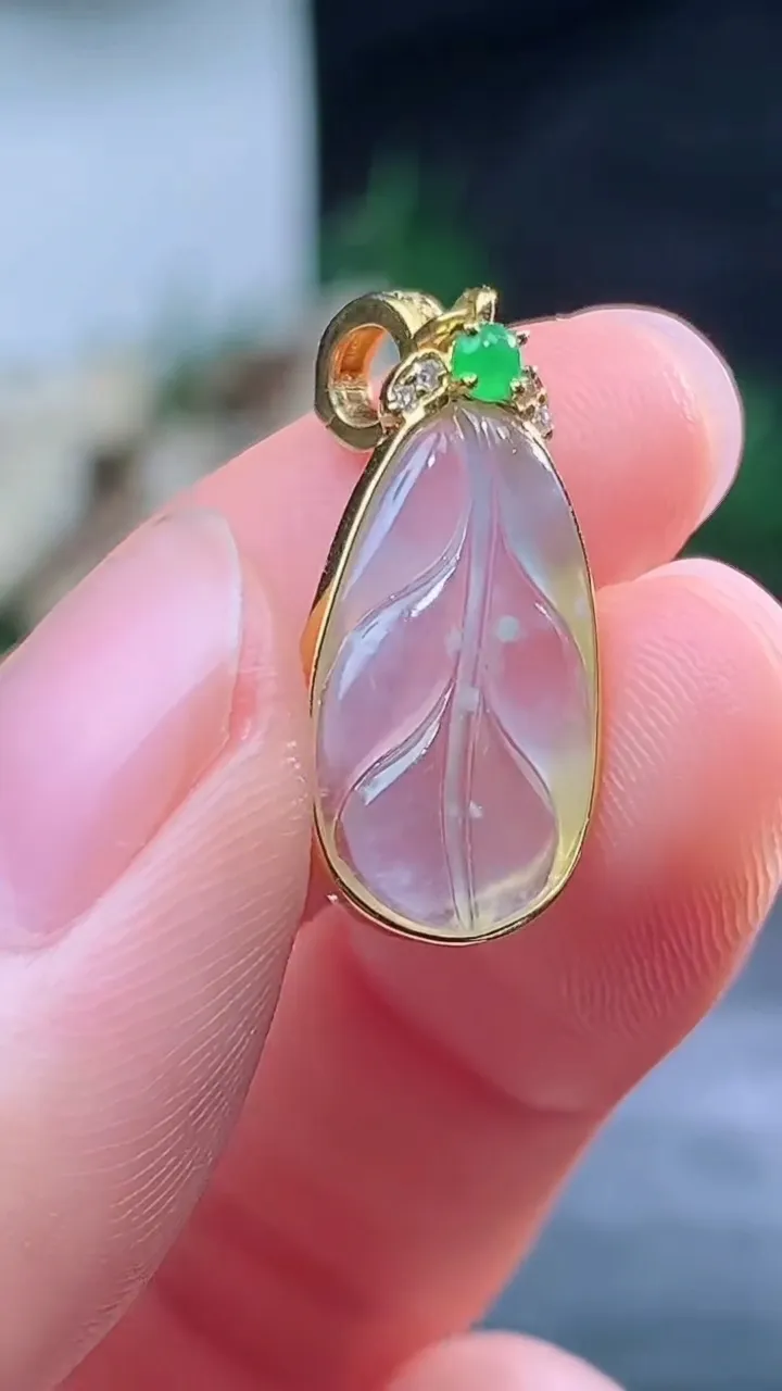 天然A货翡翠白冰金枝玉叶 叶子吊坠，尺寸17.2-10.4-3.2，重量:1.60g
8月16日