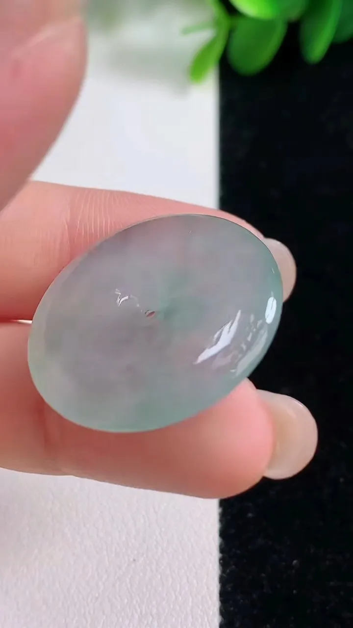 天然A货翡翠平安扣吊坠，尺寸26.3-5，重量:7.31g
8月16日