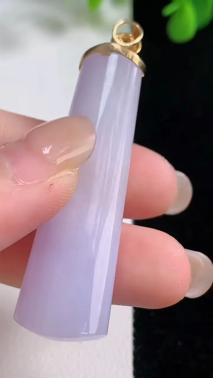 天然A货翡翠18k金紫罗兰无事牌吊坠，尺寸50.7-14.8-10，重量:16.18g
8月16日