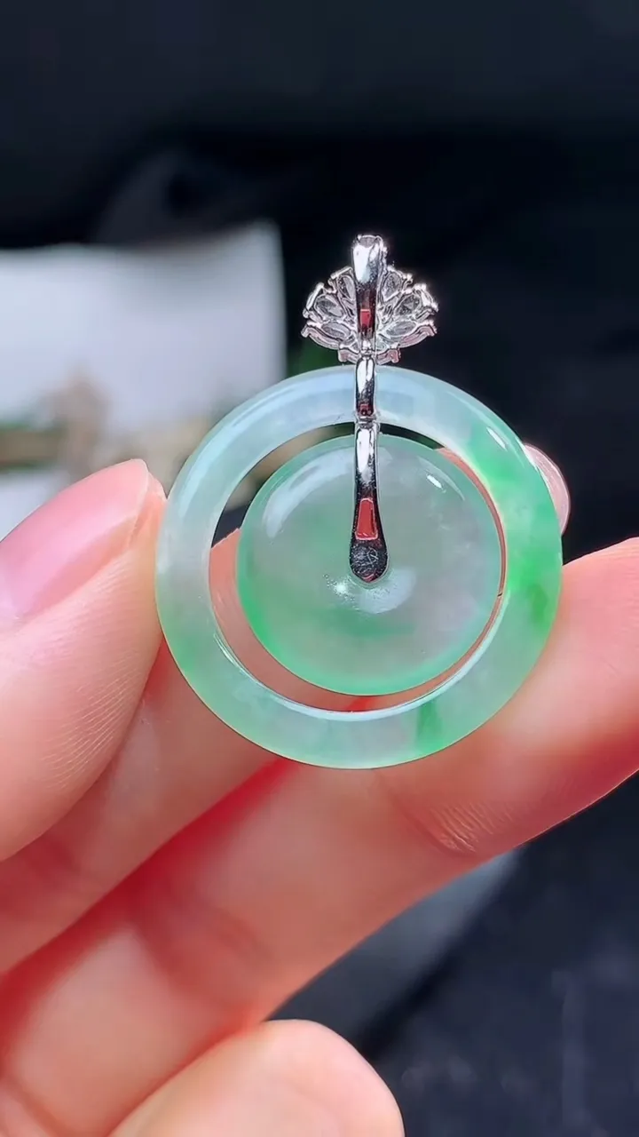 天然A货翡翠母子平安扣吊坠，尺寸24.6-3.7，重量:4.70g
8月16日
