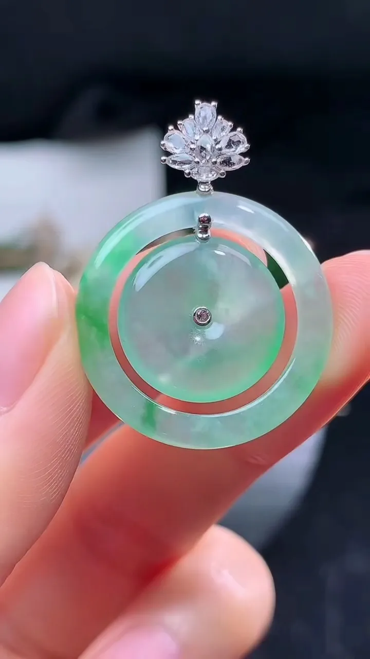 天然A货翡翠母子平安扣吊坠，尺寸24.6-3.7，重量:4.70g
8月16日