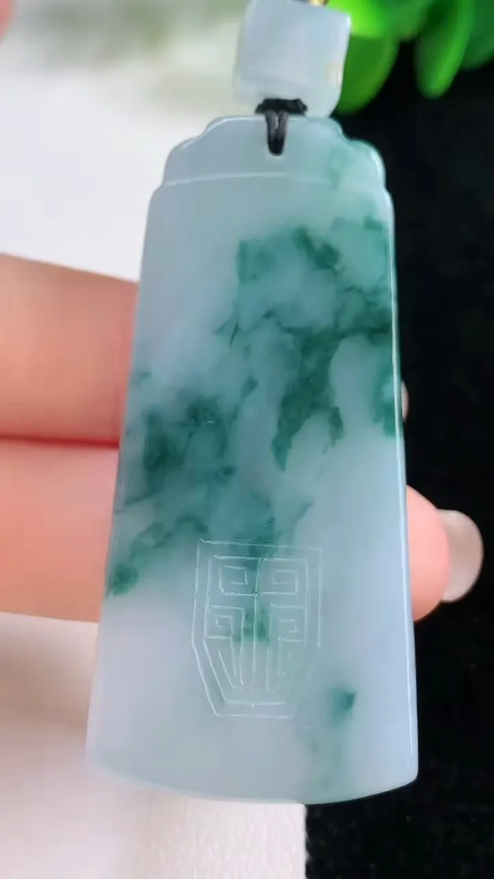 天然A货翡翠飘花仿古无事牌吊坠，尺寸56-26.3-6，重量:26.54g
8月16日