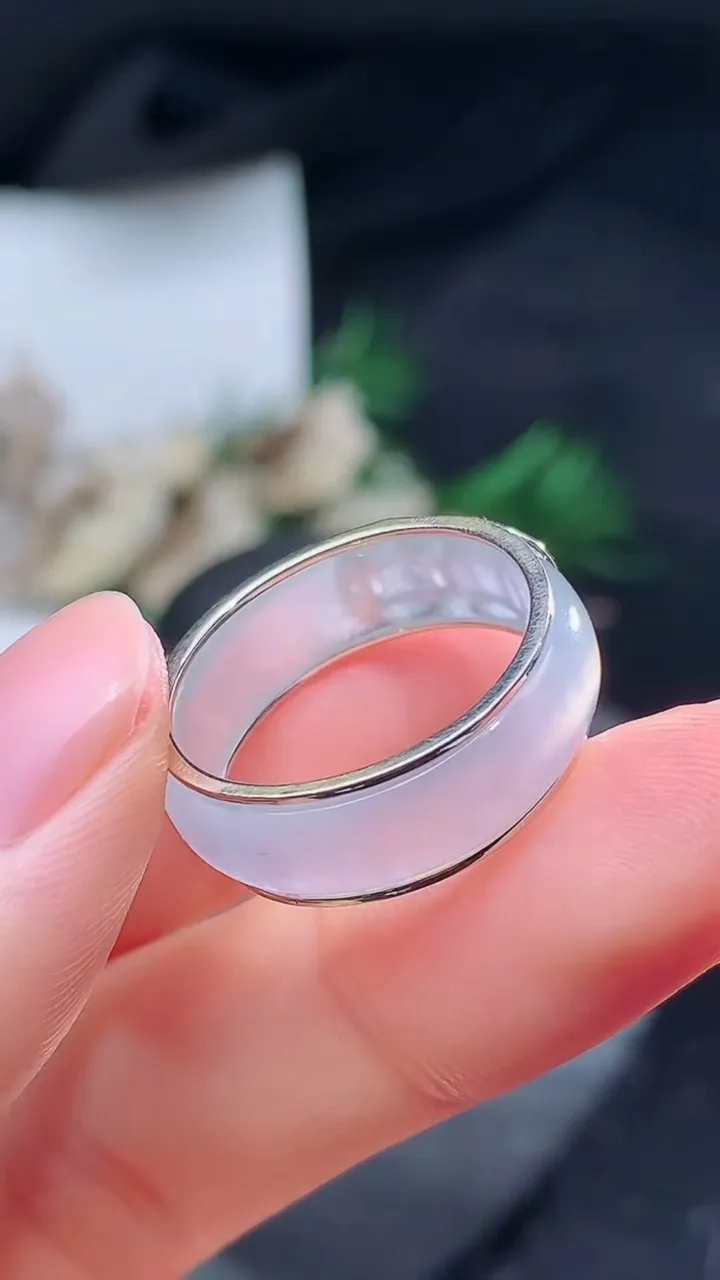 天然A货翡翠白冰指环戒指，尺寸18.4-6.6-2.4，重量:3.86g2025年8月16日
工厂直销收藏佳品,种好水足，色泽均匀，有种有色，上手高大气！