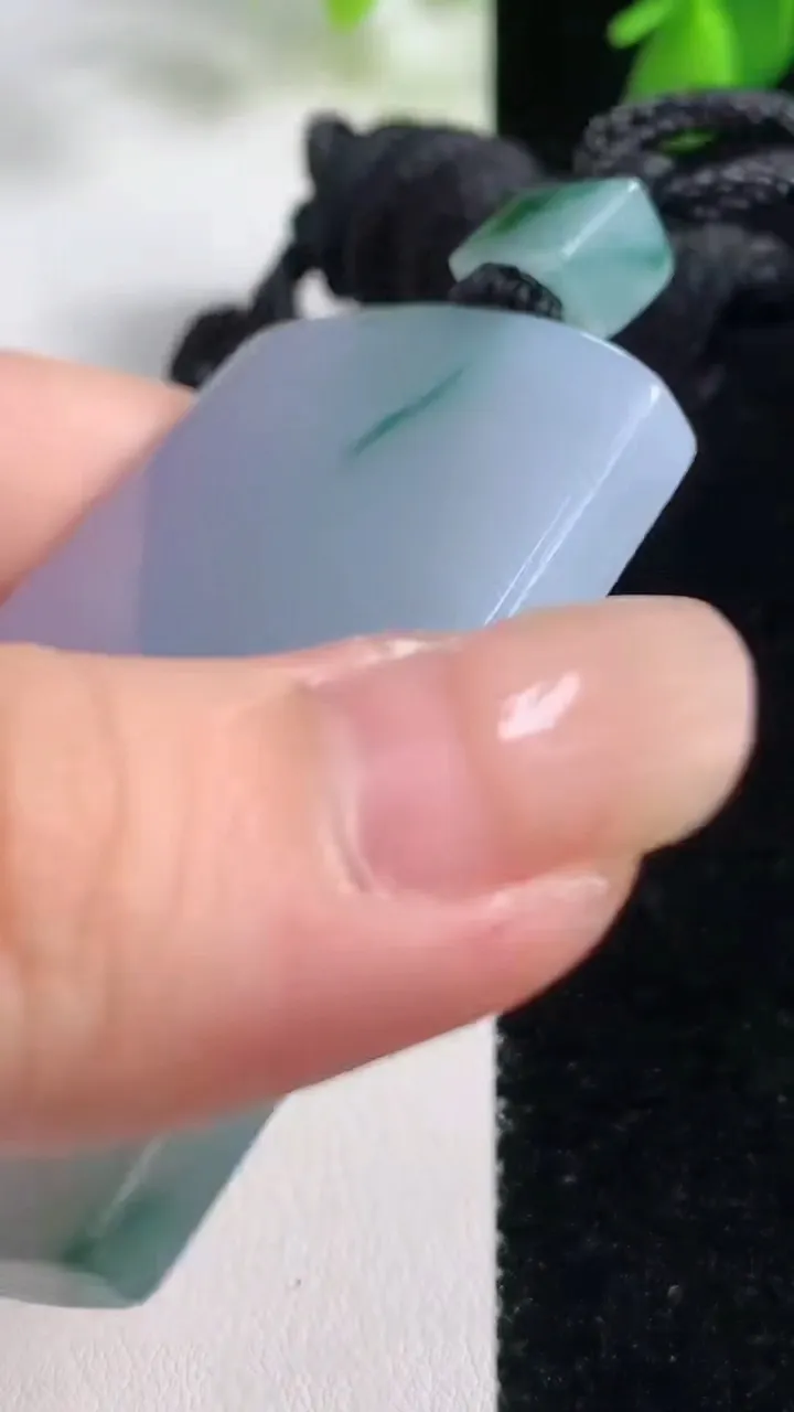 天然A货翡翠紫罗兰飘花无事牌吊坠，尺寸56-38-5.7，重量:40.49g
8月16日