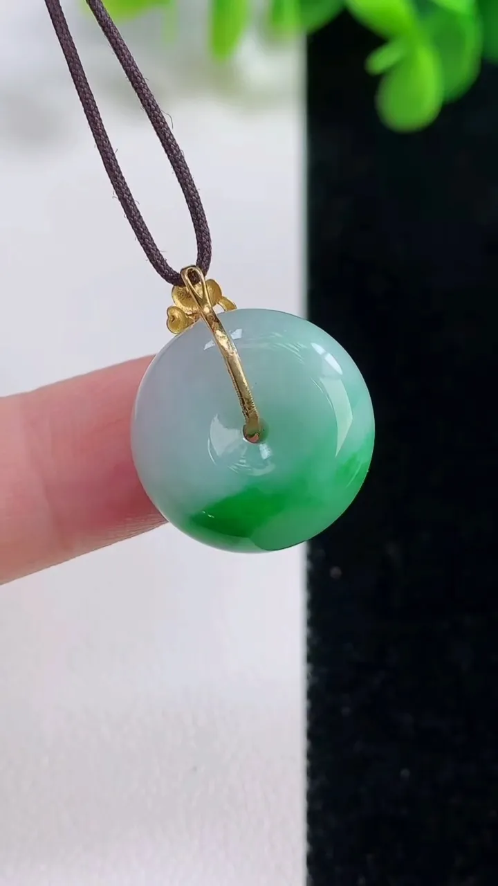 天然A货翡翠平安扣吊坠，尺寸16.6-7.8，重量:5.01g
8月16日