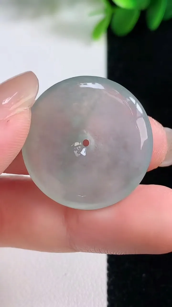 天然A货翡翠平安扣吊坠，尺寸26.3-5，重量:7.31g
8月16日